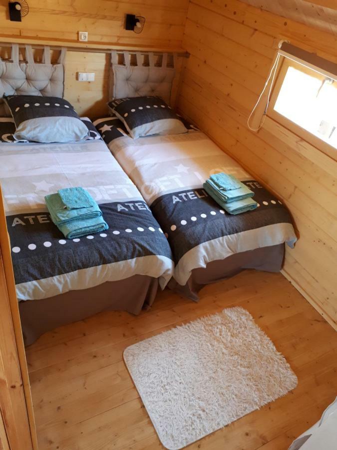 Gite Le Chalet Des Milles Et Un Chemins Castelnou Eksteriør bilde