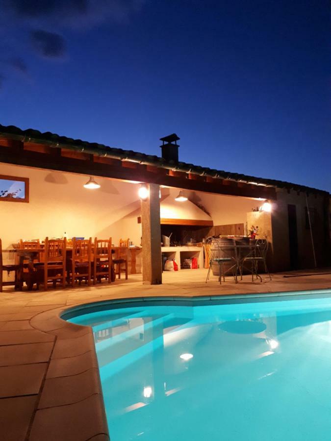 Gite Le Chalet Des Milles Et Un Chemins Castelnou Eksteriør bilde